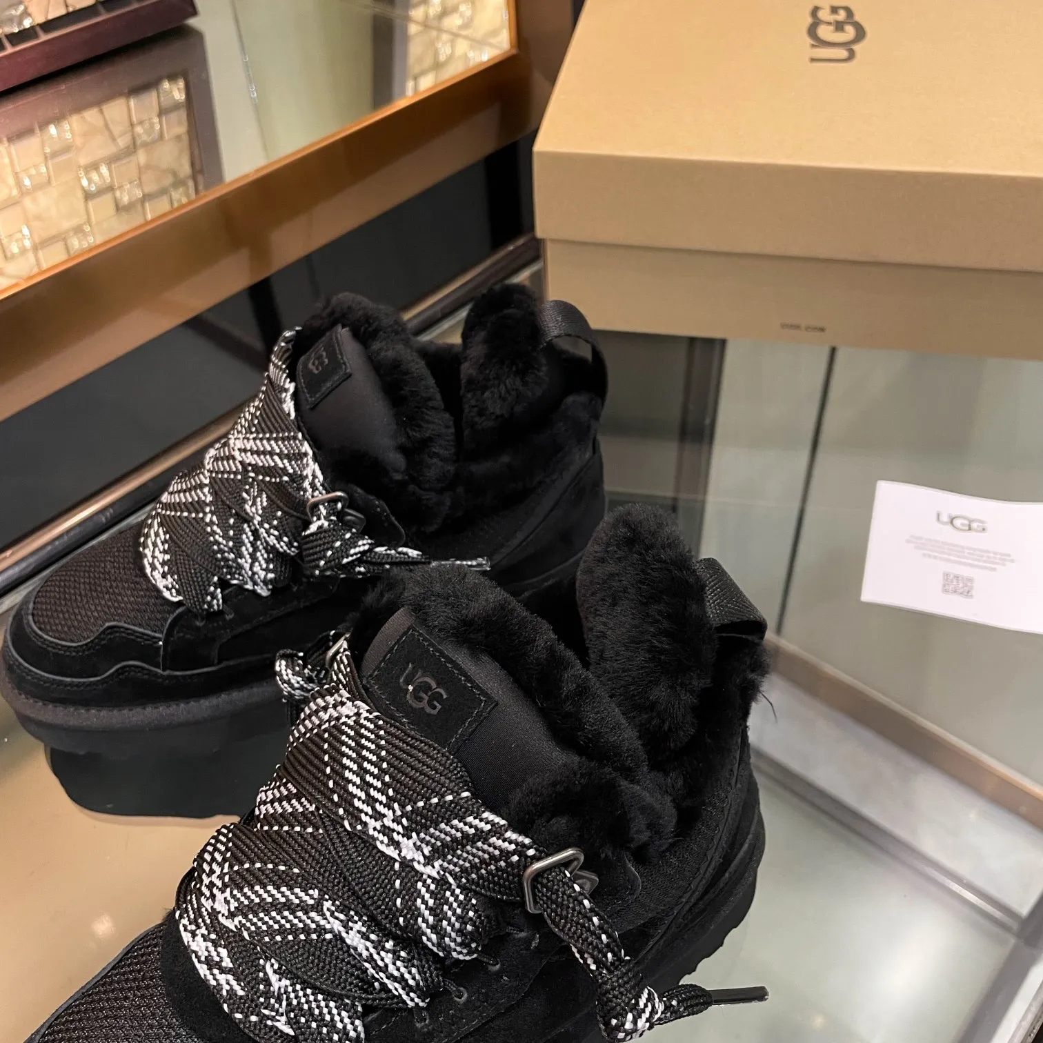 Men's men's shoes pP580! UGG~25vs popular platform thick-soled casual shoes series... [Round-toe thick-soled casual shoes] A shoe that does not clash with shirts, simple partition design ➕ spotted outsole, silk curls on the upper, a must-have for autumn and winter, can be worn with any pants or skirt, very comfortable and beautiful on the feet... ❶Material: Original customized cow ➕Breathable mesh ❷Inner lining: Original customized wool ❸ Foot pads: Original customized sheepskin ❹Outsole: Original molded wear-resistant velvet foam outsole ❺Number of codes: 35-41 ❻Packaging: Original full set of packaging ☀Color: Official website updated simultaneously